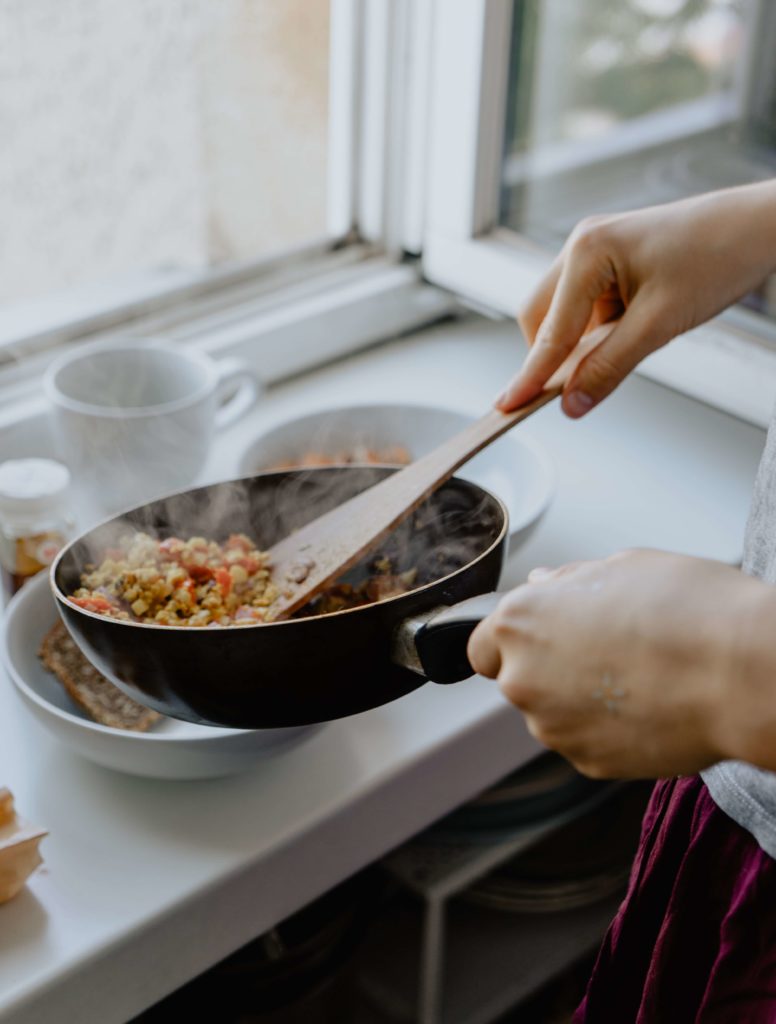 Persona cocinando en casa